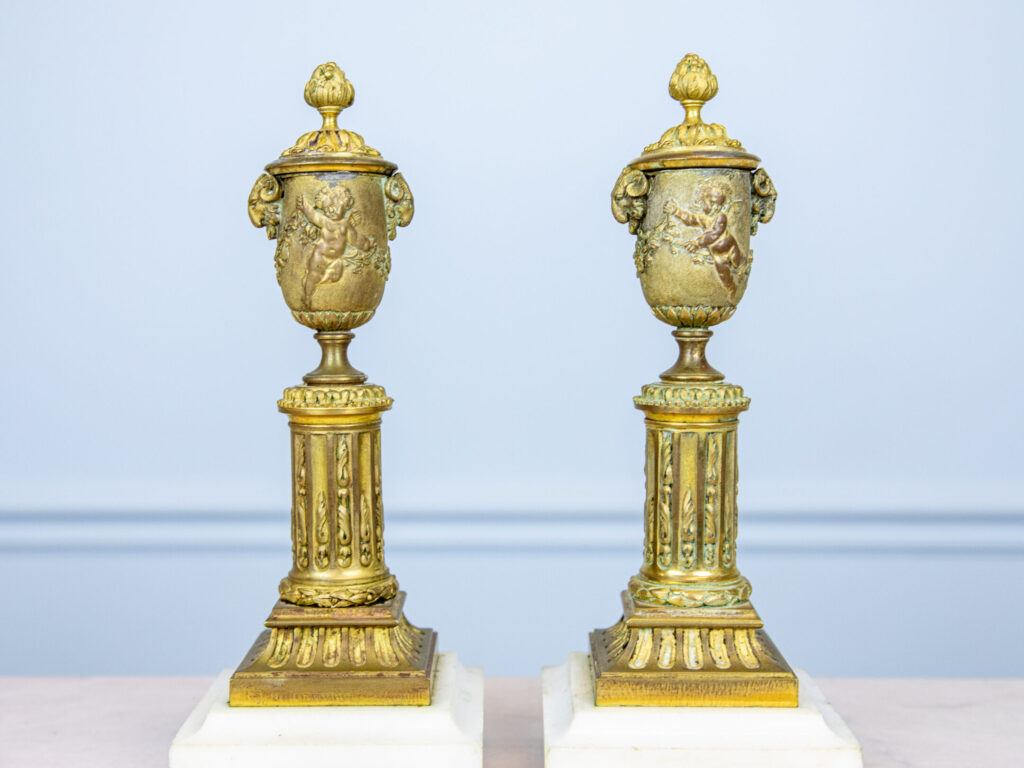 Пара антикварних бронзових підсвічників