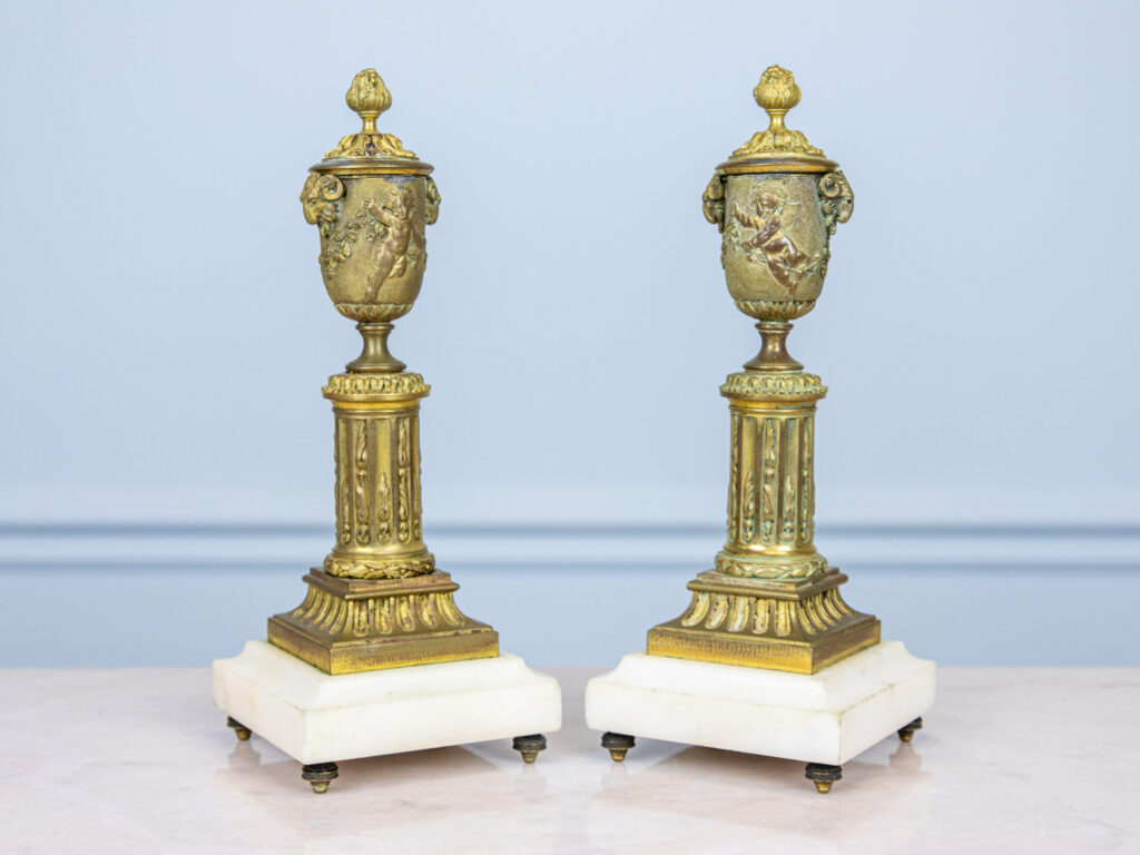 Пара антикварних бронзових підсвічників