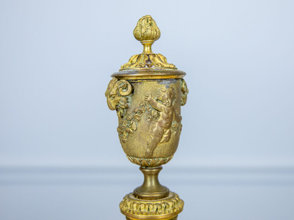 Пара антикварних бронзових підсвічників