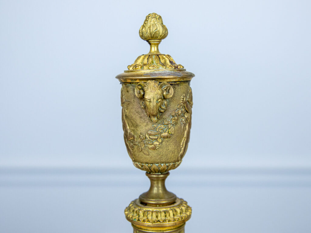 Пара антикварних бронзових підсвічників