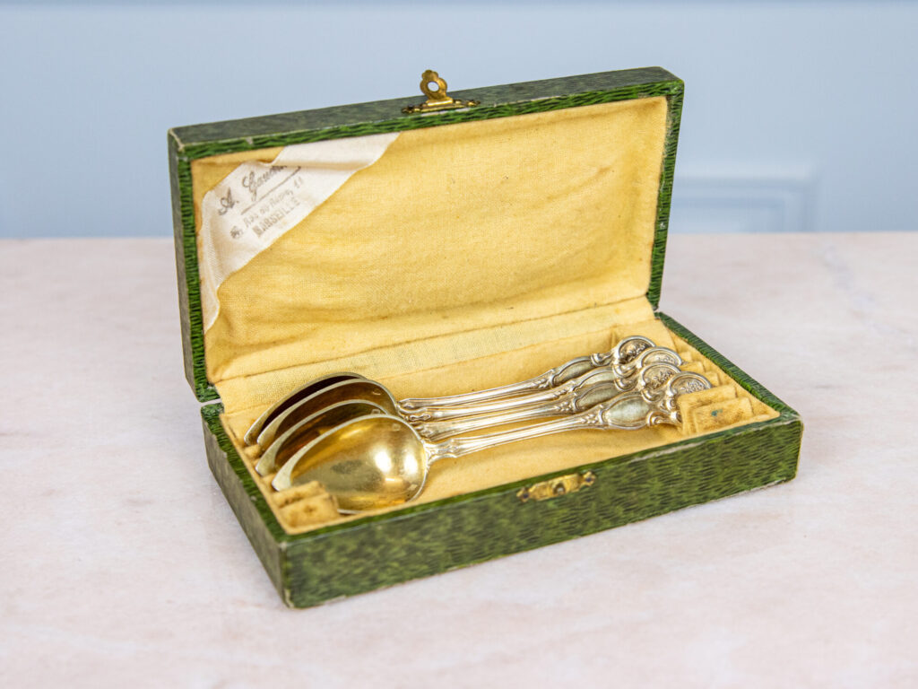 Набір срібних ложок у футлярі