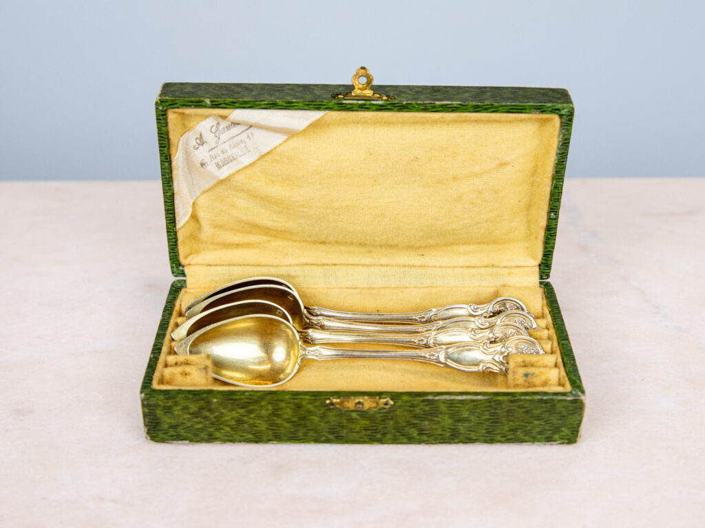 Набір срібних ложок у футлярі