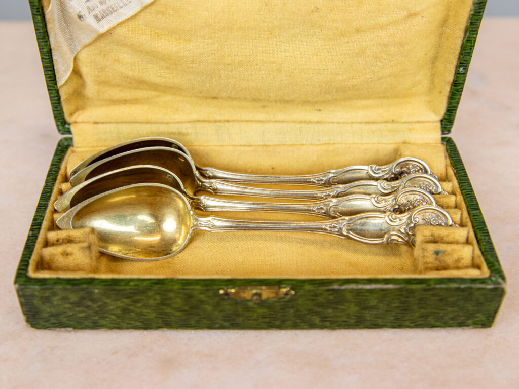 Набір срібних ложок у футлярі