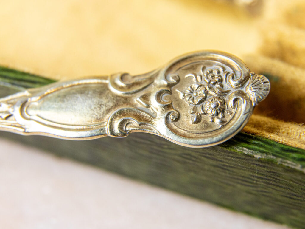 Набір срібних ложок у футлярі