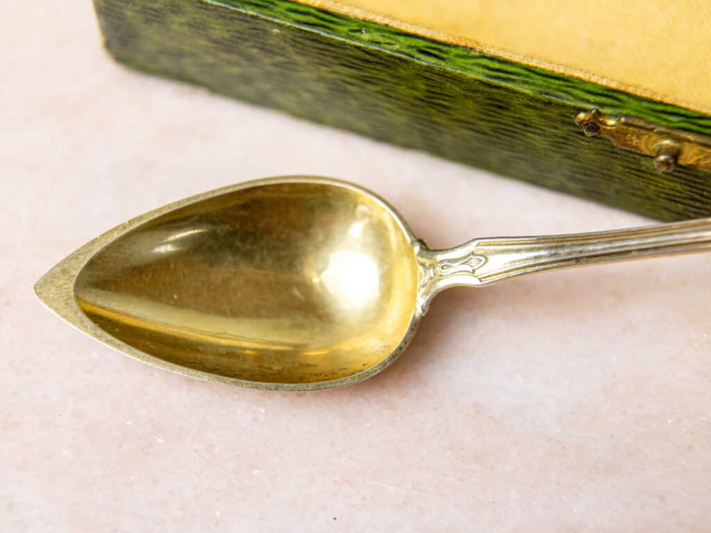 Набір срібних ложок у футлярі