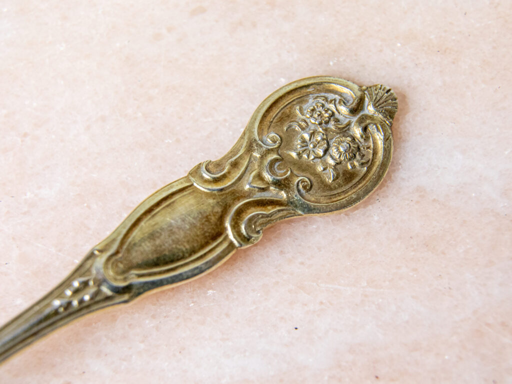 Набір срібних ложок у футлярі