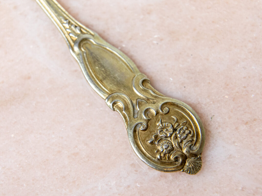 Набір срібних ложок у футлярі