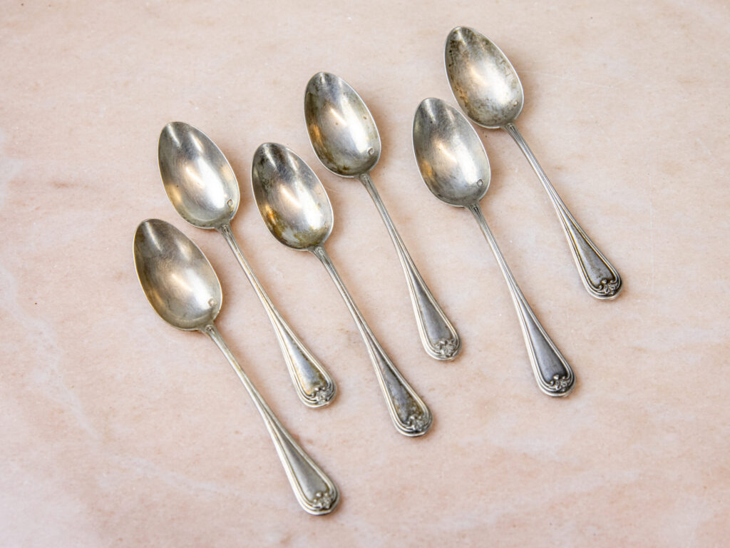 BN4A2318 Антикварний набір срібних ложок