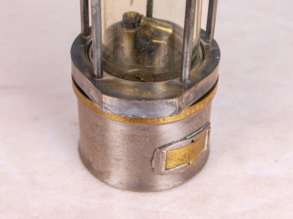 BN4A2642 Антикварна шахтарська гасова лампа