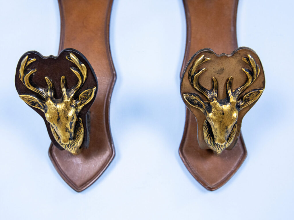 Настінні тримачі/вішаки для зброї