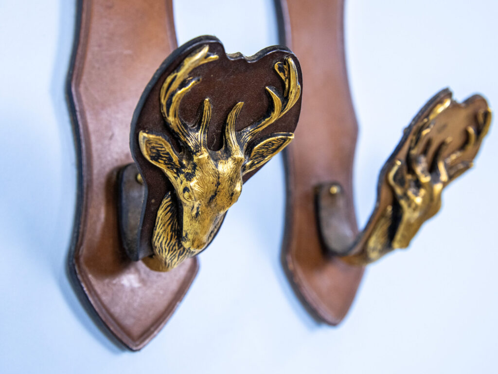 Настінні тримачі/вішаки для зброї