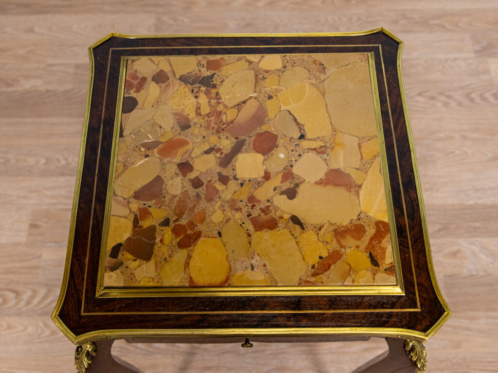 Столик у стилі Людовика XV