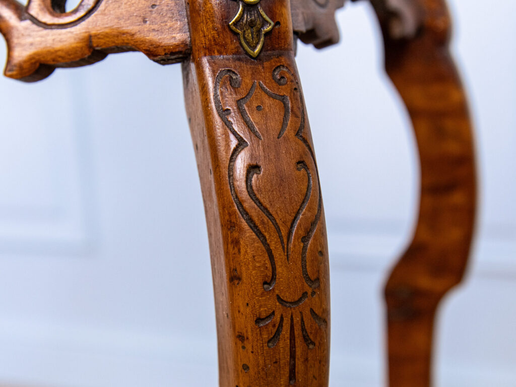 Антикварний столик-етажерка в стилі Віардо