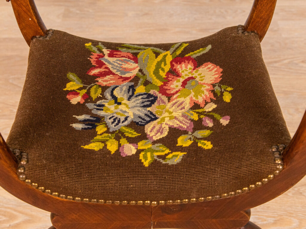 Антикварний стілець у стилі Ампір