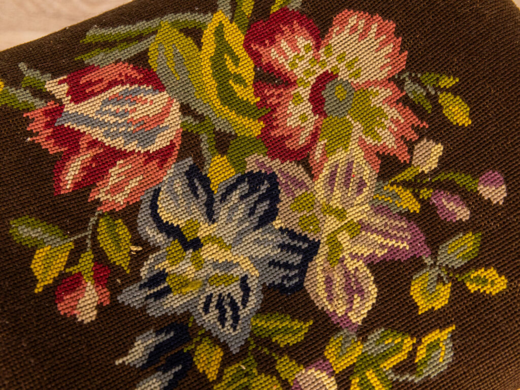 Антикварний стілець у стилі Ампір