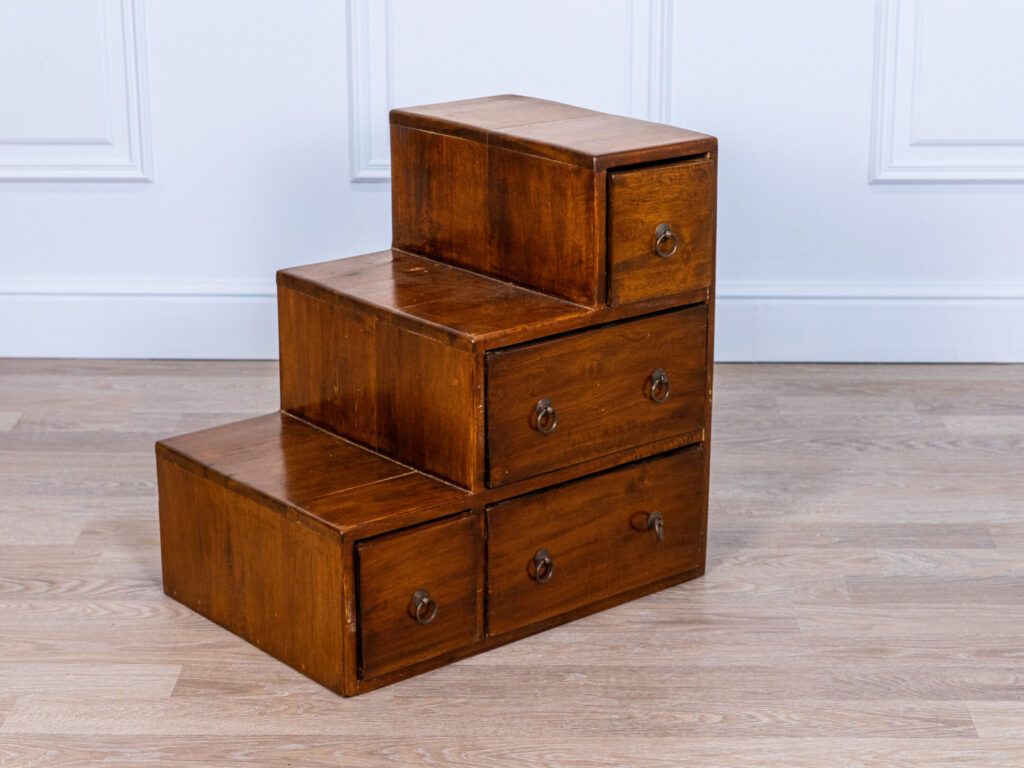 Вінтажна шафа-сходинки