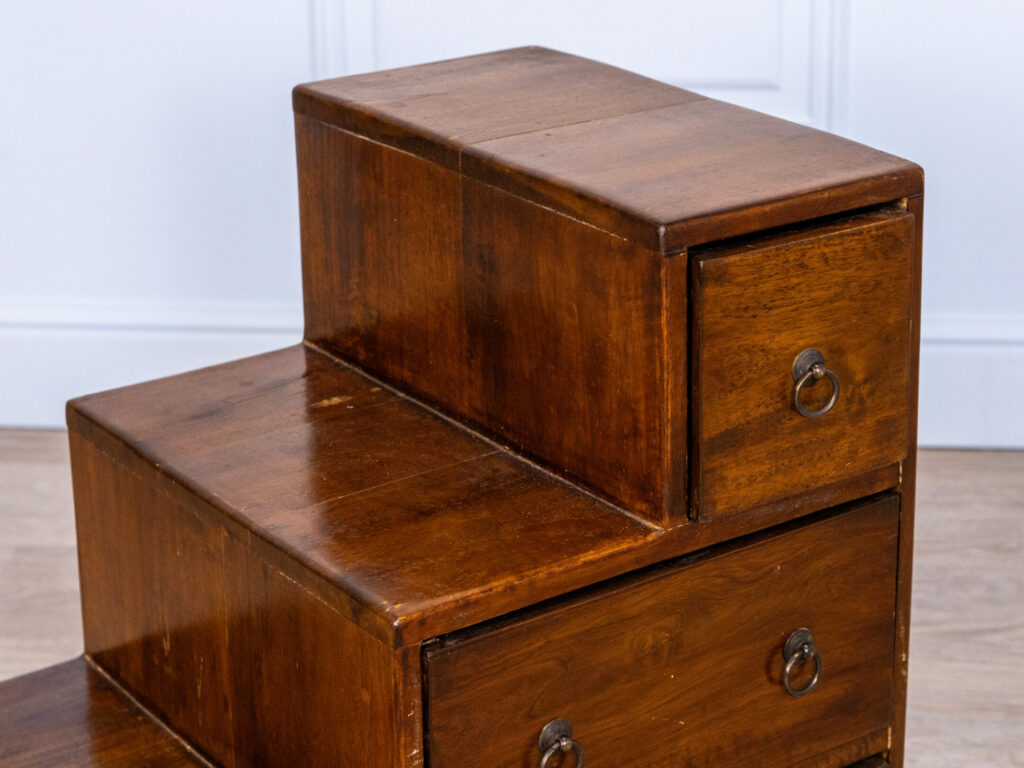 Вінтажна шафа-сходинки