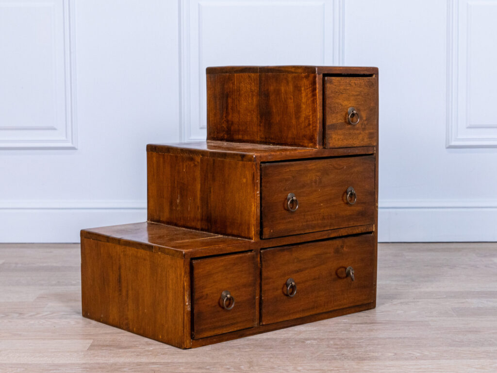 Вінтажна шафа-сходинки