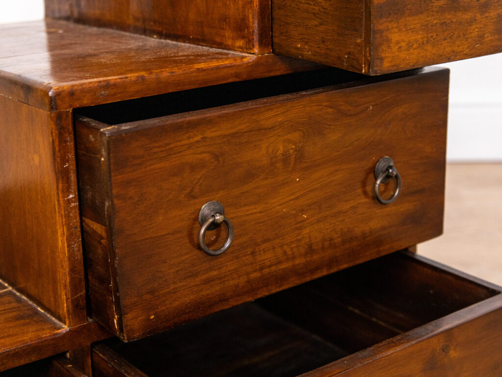 Вінтажна шафа-сходинки