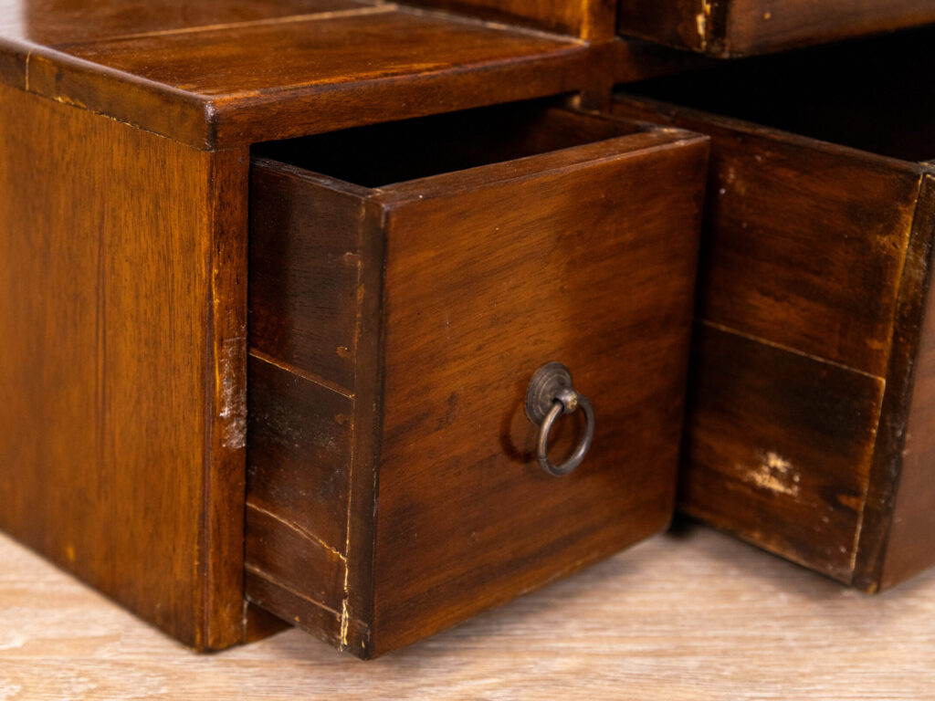 Вінтажна шафа-сходинки