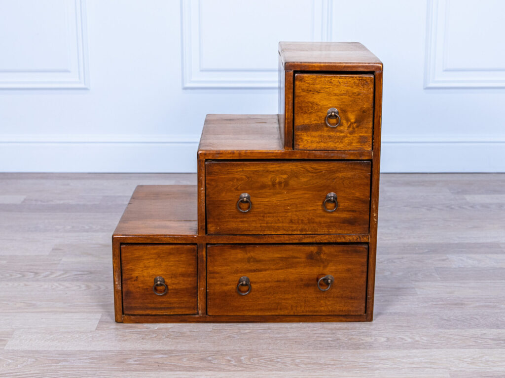 Вінтажна шафа-сходинки