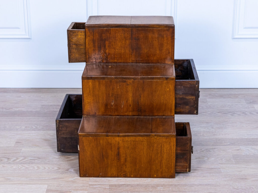 Вінтажна шафа-сходинки