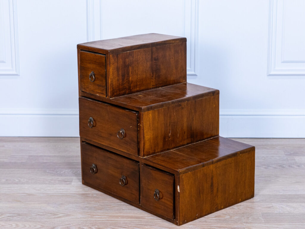 Вінтажна шафа-сходинки