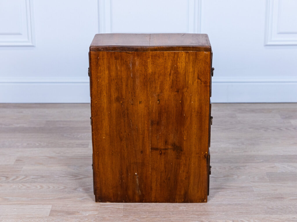 Вінтажна шафа-сходинки