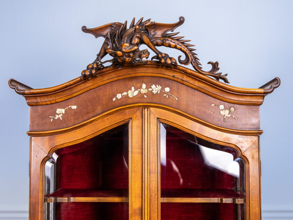 Антикварна вітрина в стилі Віардо