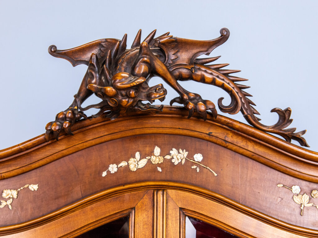 Антикварна вітрина в стилі Віардо