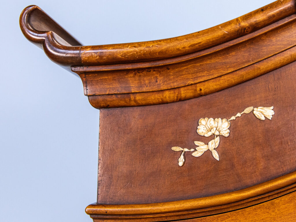 Антикварна вітрина в стилі Віардо