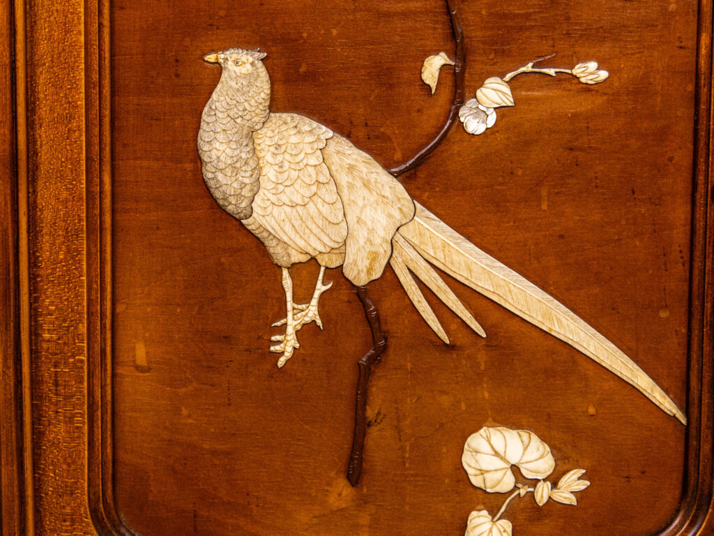 Антикварна вітрина в стилі Віардо