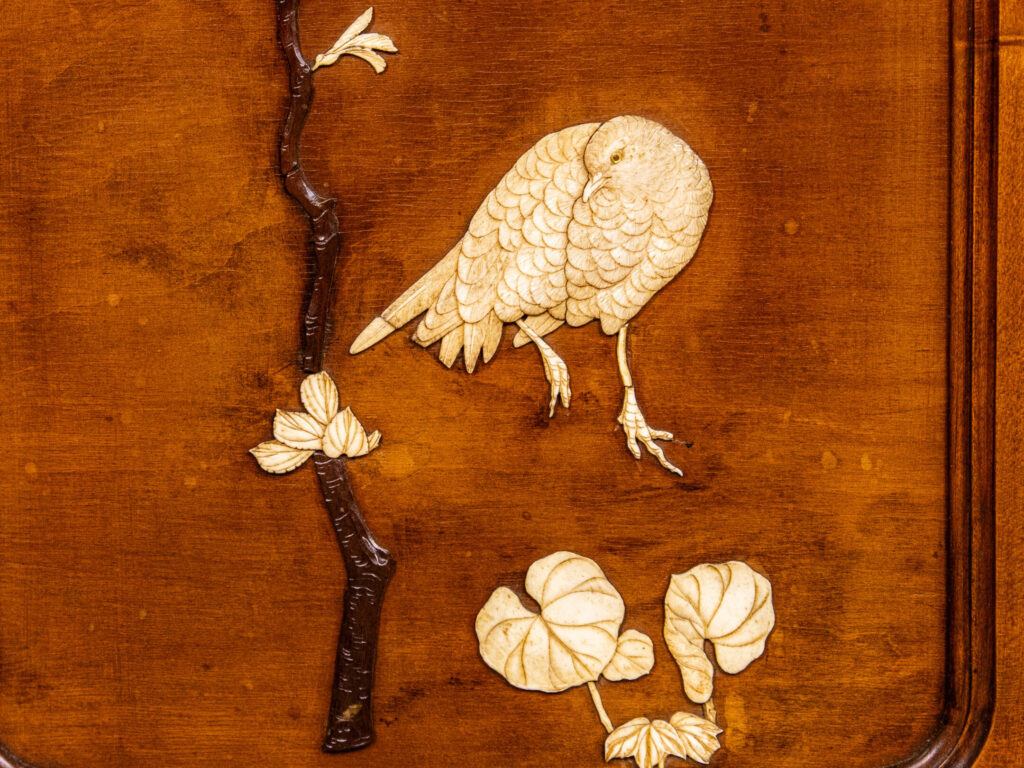 Антикварна вітрина в стилі Віардо