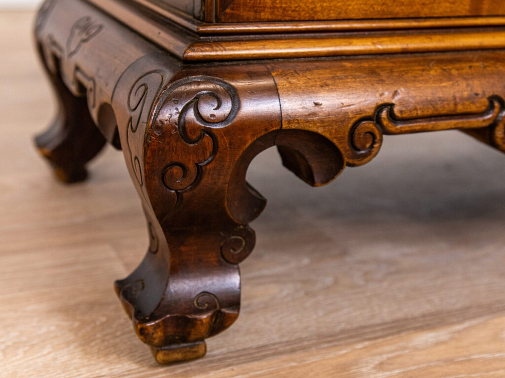 Антикварна вітрина в стилі Віардо