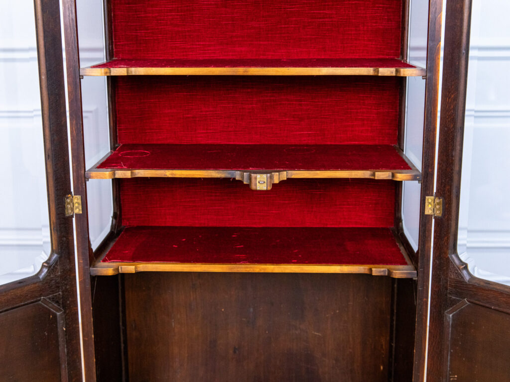 Антикварна вітрина в стилі Віардо