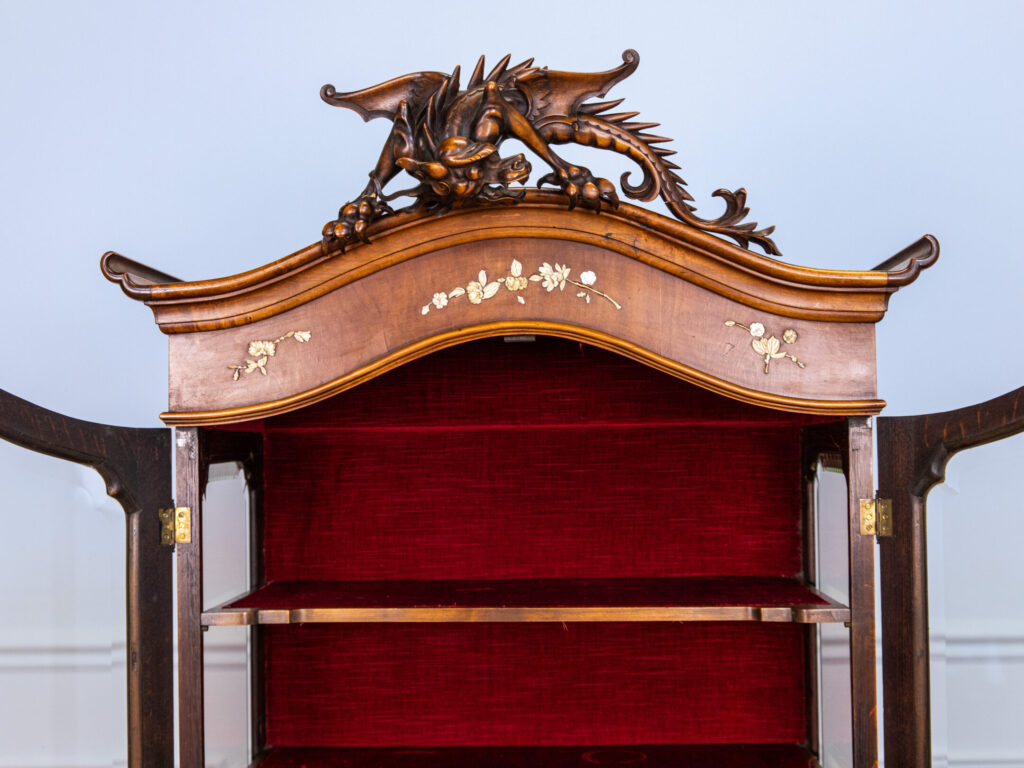 Антикварна вітрина в стилі Віардо