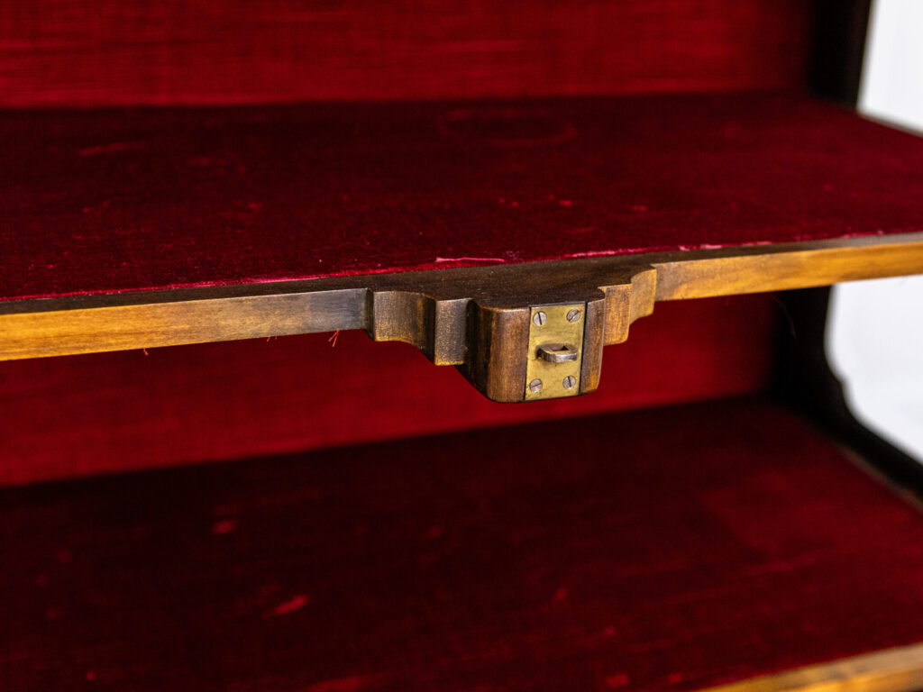 Антикварна вітрина в стилі Віардо