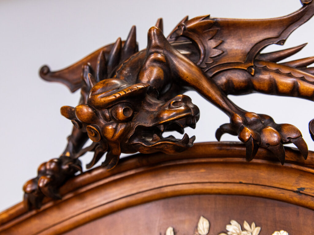 Антикварна вітрина в стилі Віардо