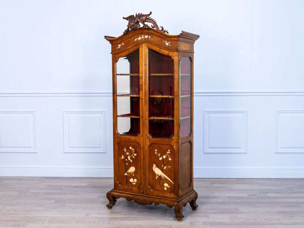 Антикварна вітрина в стилі Віардо