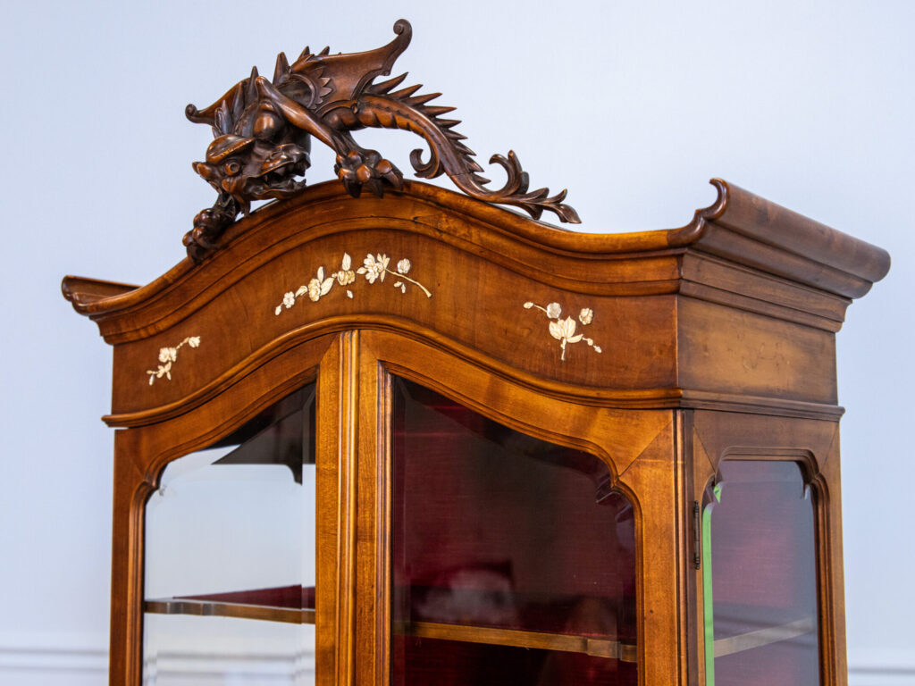 Антикварна вітрина в стилі Віардо