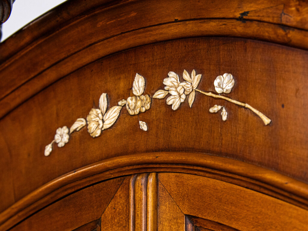 Антикварна вітрина в стилі Віардо