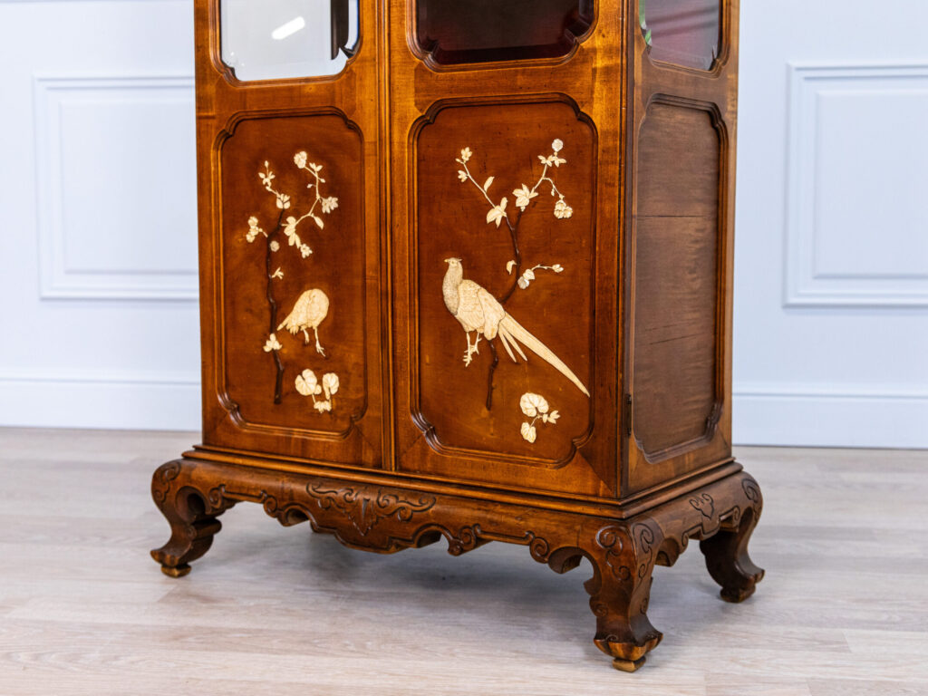 Антикварна вітрина в стилі Віардо