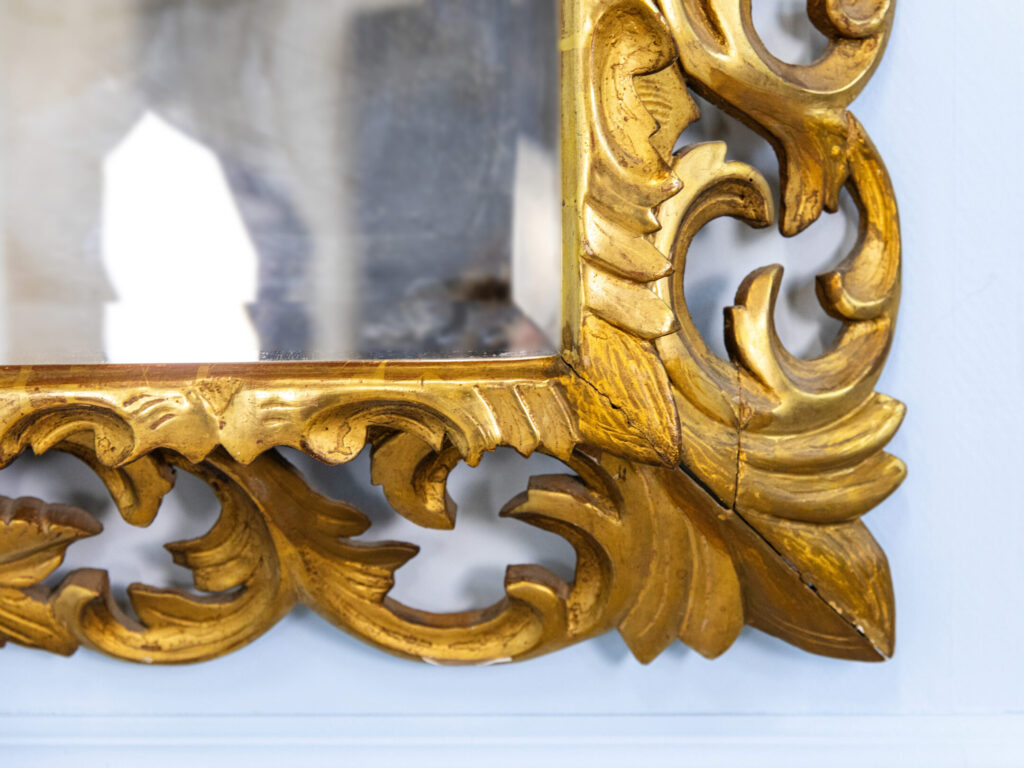 Антикварне дзеркало в стилі Бароко