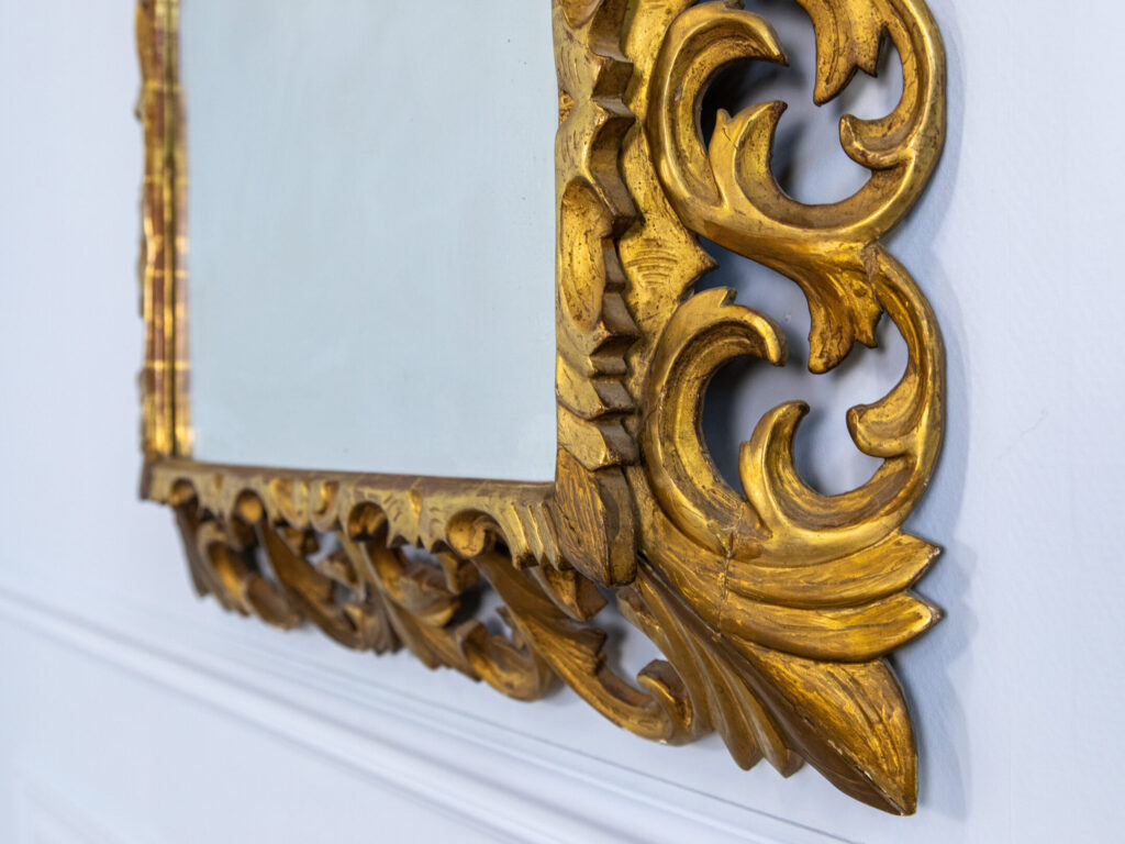 Антикварне дзеркало в стилі Бароко