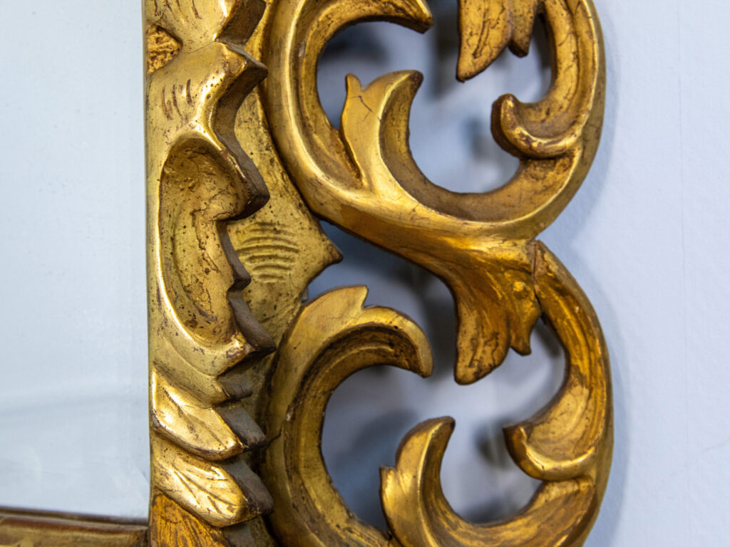 Антикварне дзеркало в стилі Бароко