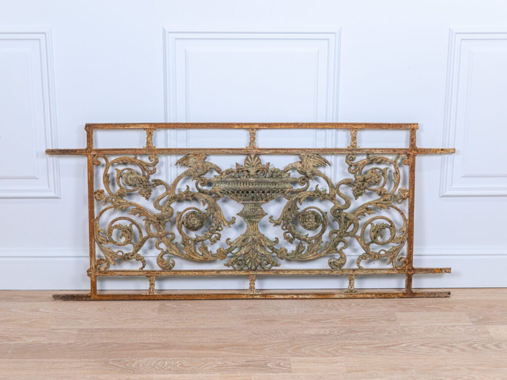 Антикварна огорожа (перила)