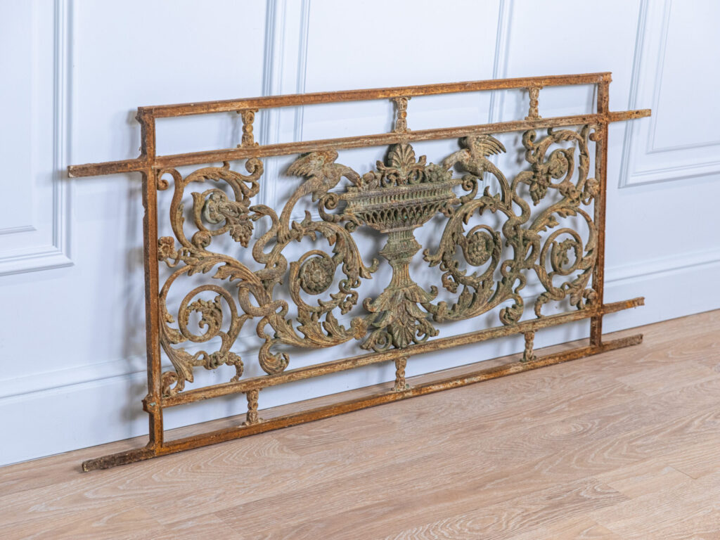 Антикварна огорожа (перила)