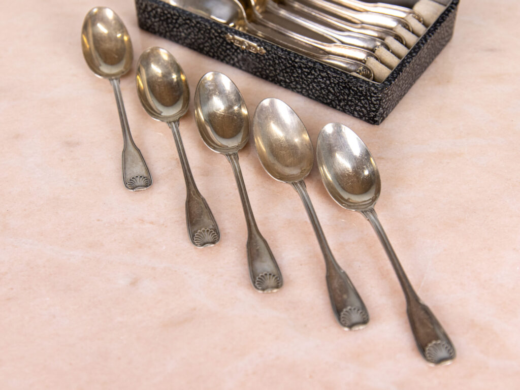 Антикварний набір срібних ложок у футлярі