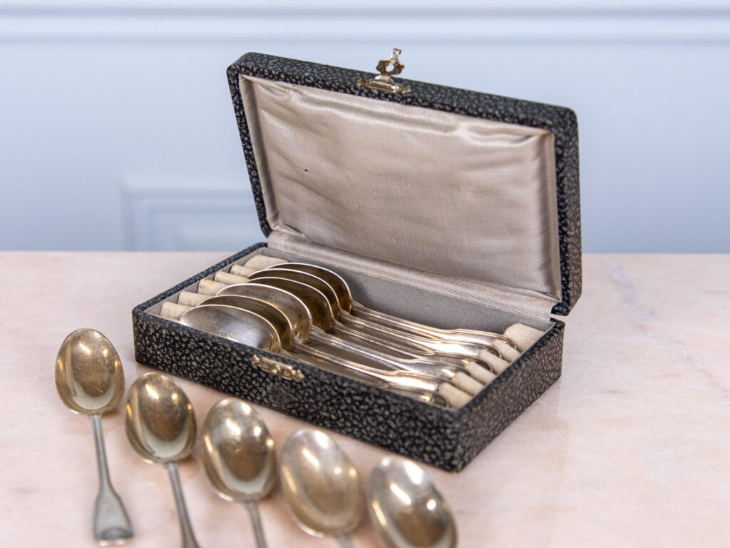 Антикварний набір срібних ложок у футлярі