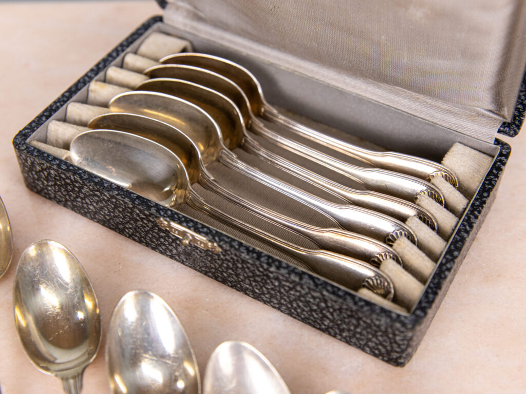 Антикварний набір срібних ложок у футлярі